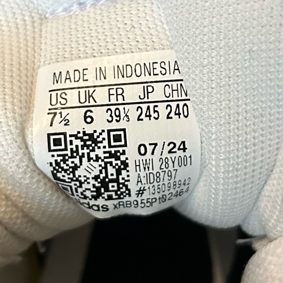 Adidas White and Black Athletic Shoes Sleek Design - Picture 4 of 6